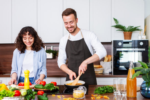 夫妇一起烹饪。图片下载
