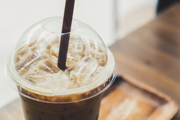 每天早上在咖啡馆喝一杯冷咖啡是最好的开始图片下载