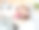 小女孩在卧室用笔记本电脑在线学习。图片下载