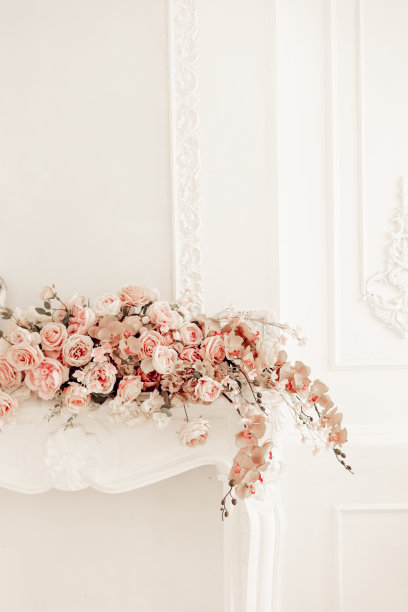 婚礼插花。照片区在工作室与人造玫瑰和粉红色兰花的背景与灰泥白墙。婚礼,经典的装饰。邀请与copyspace图片下载