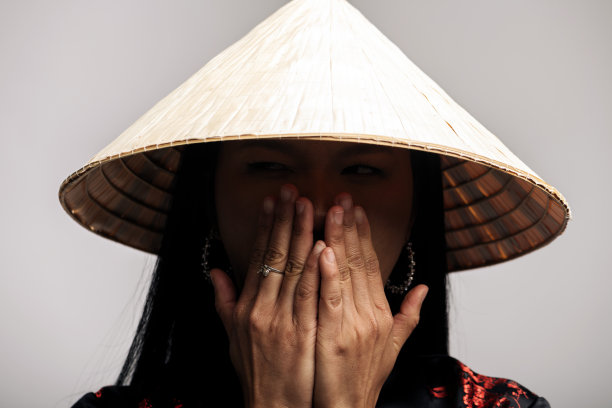 亚洲妇女的肖像与锥形亚洲藤帽图片下载