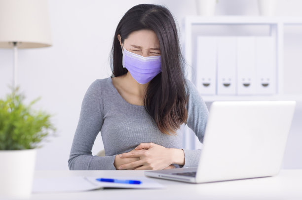 年轻女性在办公室遭受腹痛图片下载