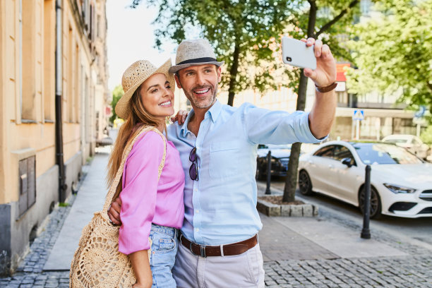 夏日度假的欧洲城市，一对时尚的情侣在街上自拍图片下载