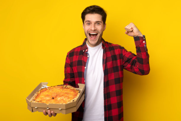 有趣的家伙拿着披萨盒子摇晃着握紧的拳头图片下载
