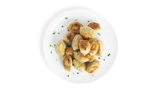 土豆和葱花在白色的底色上煎饺图片下载