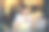 一个漂亮迷人的女人在咖啡厅拿着笔记本电脑喝咖啡图片下载