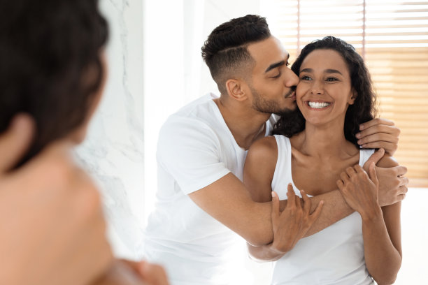 浪漫的年轻阿拉伯夫妇花时间在浴室的肖像图片下载