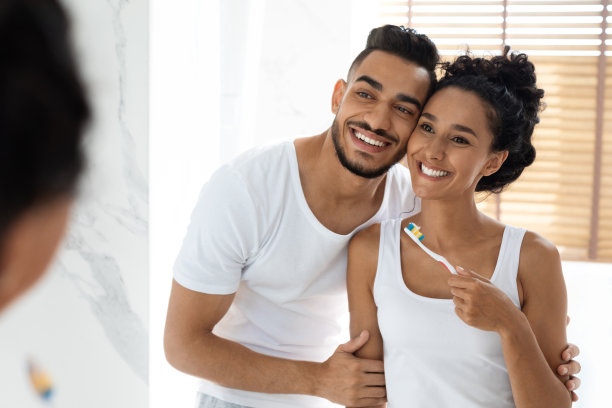 幸福的早晨。快乐的年轻阿拉伯夫妇在浴室刷牙的肖像图片下载