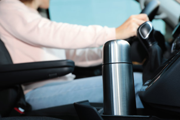 银保温瓶在车座内图片下载