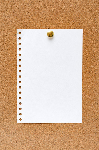 把空白的纸条钉在一块软木板上。副本的空间。图片下载