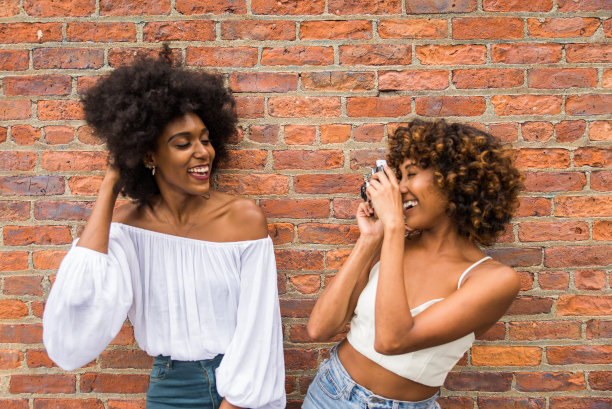 一群美国黑人朋友在纽约聚会图片下载