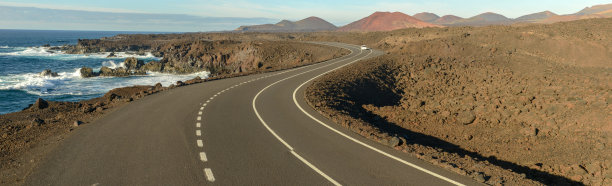 西班牙兰萨罗特岛的乡村海岸公路图片下载