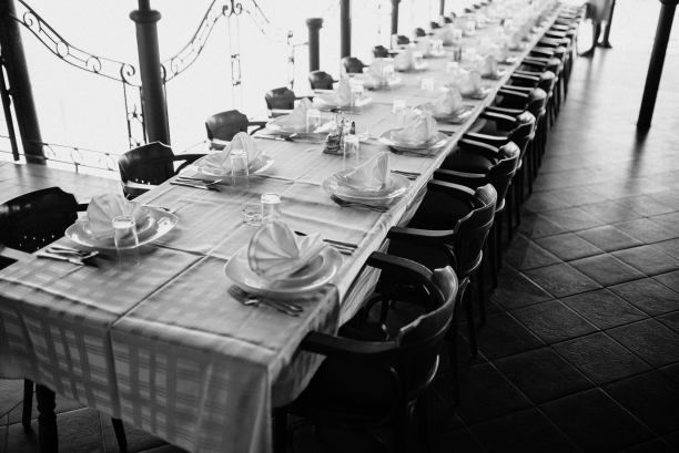 餐厅的节日餐桌布置。庆祝活动中的豪华餐饮。图片下载