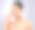 一个迷人的年轻女子独自站在工作室里，用睫毛夹图片下载