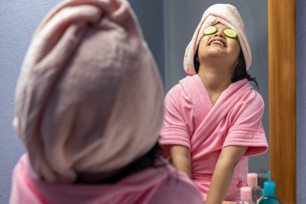 穿着粉色浴袍的小女孩图片下载