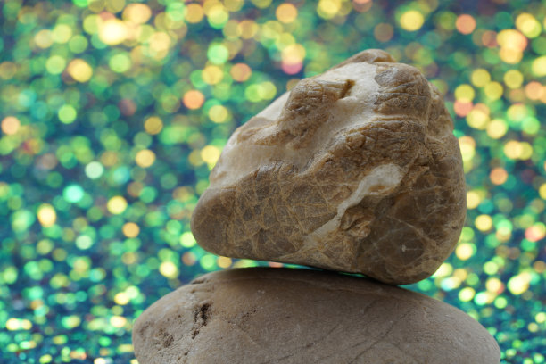 像金字塔或塔一样堆叠的石头也被称为在工作室拍摄的禅意石。图片下载