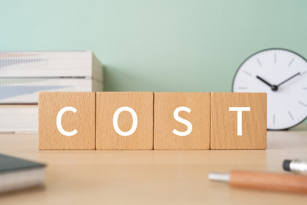 带有“COST”文字的木块、笔、笔记本和书籍图片下载