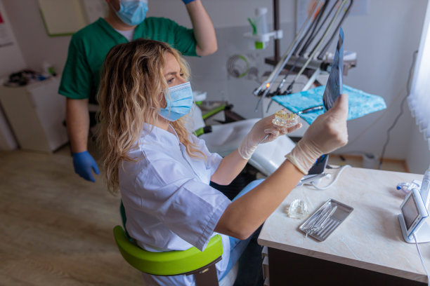 在牙科医生的帮助下，女牙科学生学习牙科放射学图片下载