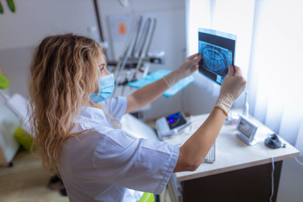 白人女牙科学生，在私人实习期间学习有关牙科放射学的新东西图片下载