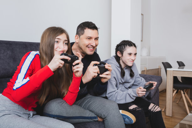 父亲和女儿戴着虚拟现实眼镜。图片下载