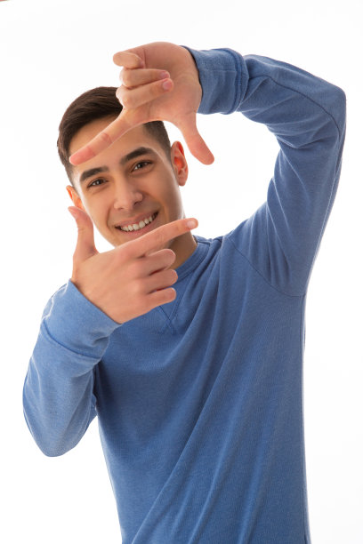 微笑的年轻男子手指框图片下载