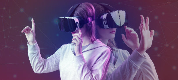 戴VR眼镜的女人的肖像。虚拟现实体验与未来技术概念。图片下载