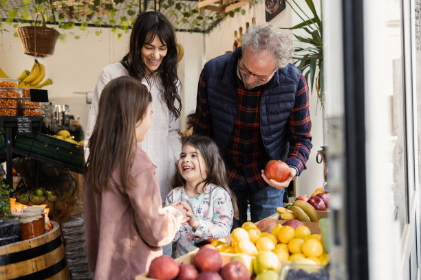 两个女孩和她们的妈妈在杂货店和一位年长的邻居见面图片下载
