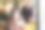 两个女孩和她们的妈妈在杂货店和一位年长的邻居见面图片下载