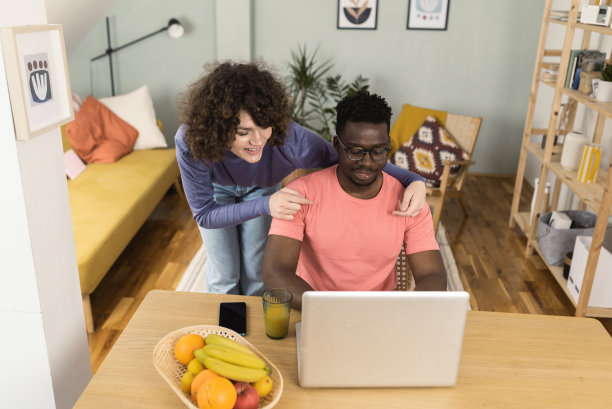 美丽的女孩支持她的男朋友，而在家工作图片下载