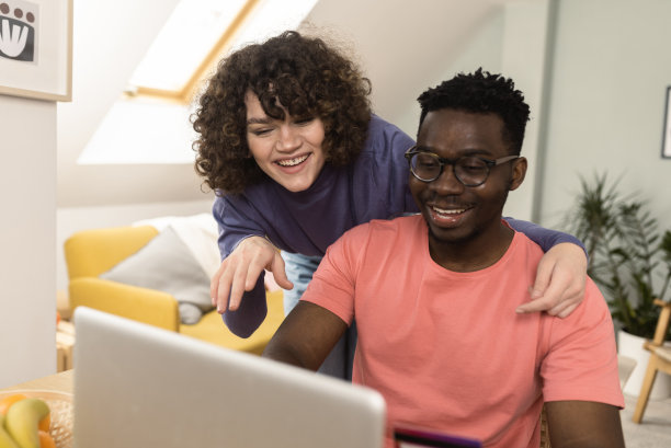 一名非洲男子在网上工作，和他的女朋友玩得很开心图片下载