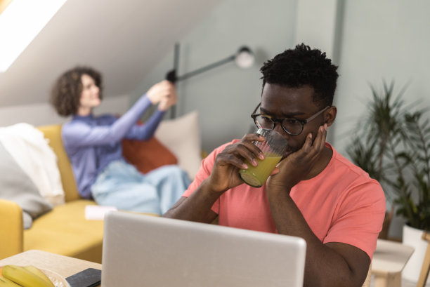 年轻的非裔美国自由职业者和女友在自拍图片下载