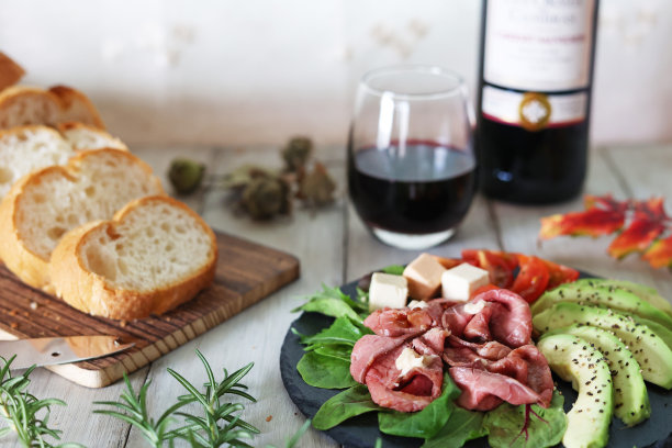 烤牛肉和牛油果，开胃小食和红酒图片下载