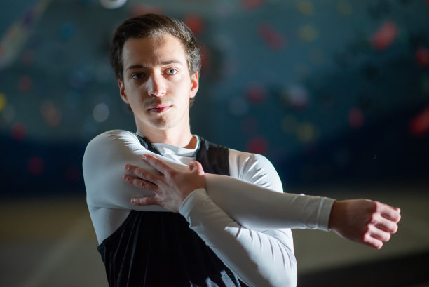 年轻人攀岩训练前的照片图片下载