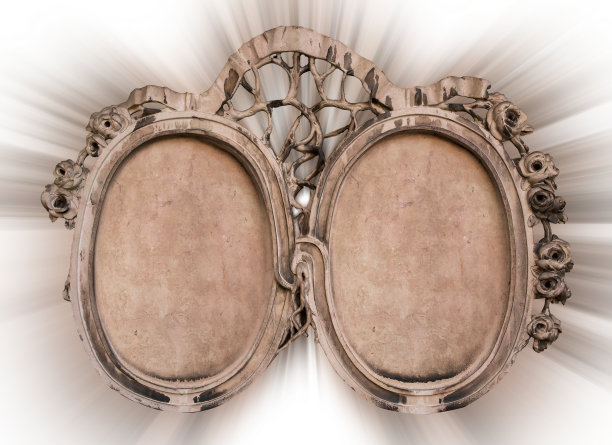 装饰石上装饰有装饰品和碑文区。孤立在白色背景上的石头装饰品。图片下载