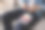 一个小男孩手里拿着一支记号笔。他把新单词写在纸上。学习记忆图片下载