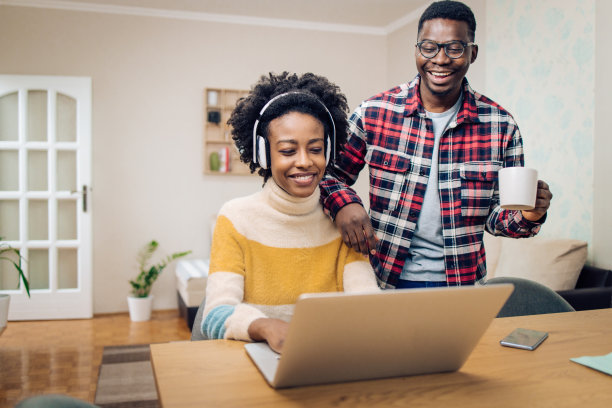 年轻的非洲裔美国人在工作，她的男朋友和她一起享受图片下载