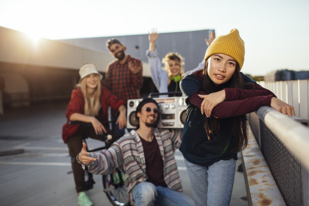 街头造型组摆造型图片下载