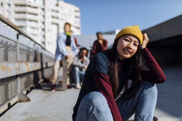 城市的人图片下载