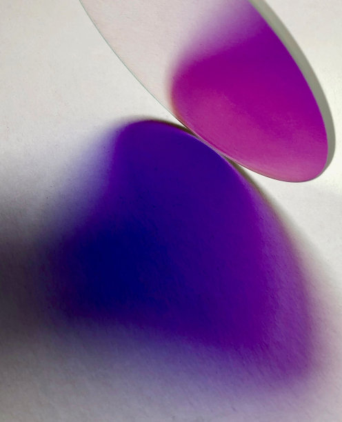 具有光折射的圆形二色性彩色玻璃滤光片。图片下载