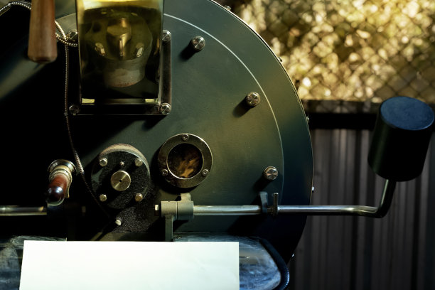 用咖啡机烘焙的咖啡豆。小型咖啡工业企业。“n图片下载