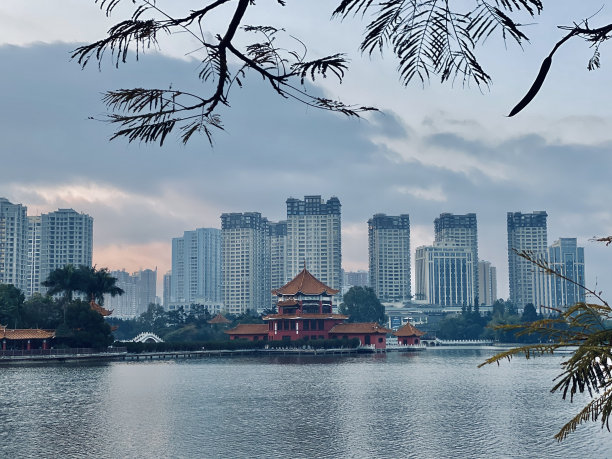 传统中式亭前的现代住宅建筑图片下载