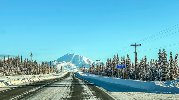 冬季驾车穿越阿拉斯加内陆图片下载
