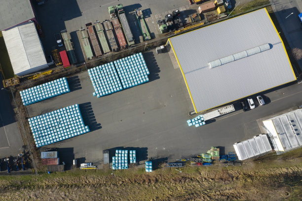 工业园区、大型工厂和配送大楼的鸟瞰图图片下载