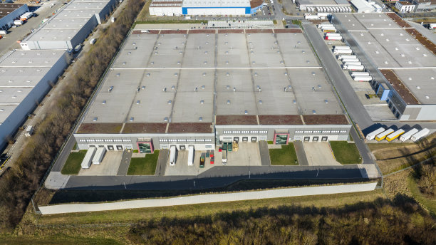 工业园区、大型工厂和配送大楼的鸟瞰图图片下载