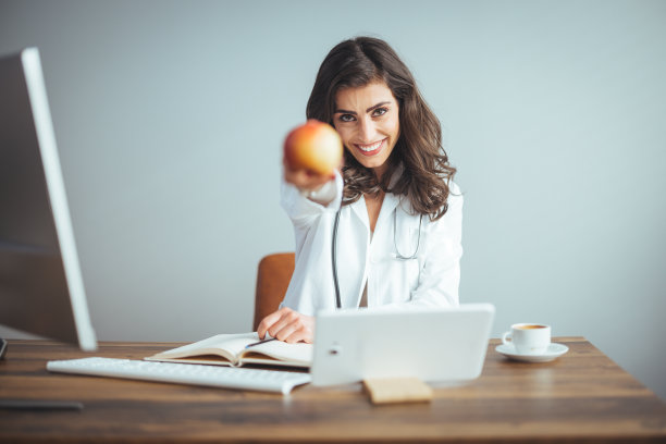 微笑的营养师在她的办公室图片下载