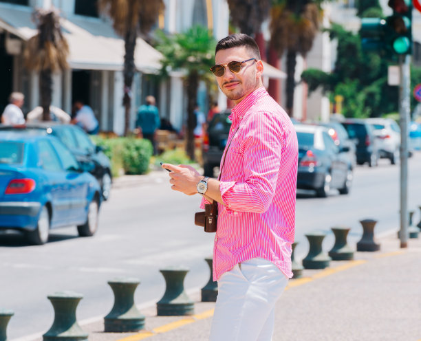 很少有游客在交通拥挤的时候在城市的木板路上等出租车。图片下载