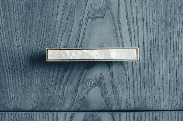 家具抽屉上的矩形现代把手，特写镜头。图片下载