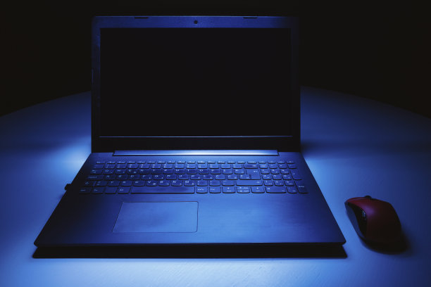 笔记本电脑和红鼠标图片下载