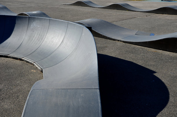 用泵送(上下移动)代替踏板和弹跳来沿着模块化泵送轨道移动自行车、踏板车、滑板和单排轮滑图片下载