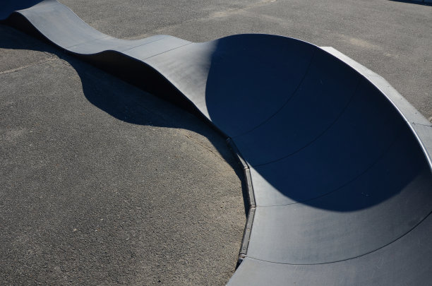 用泵送(上下移动)代替踏板和弹跳来沿着模块化泵送轨道移动自行车、踏板车、滑板和单排轮滑图片下载